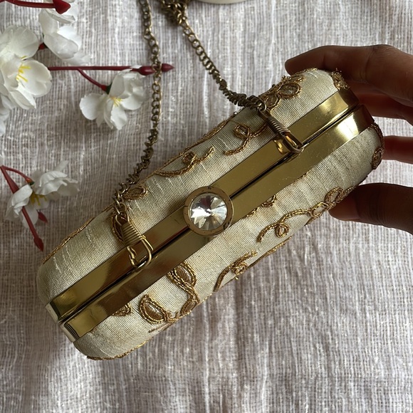 Embroidered clutch with sling - Picture 3 of 6